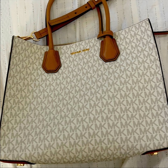 Michael Kors Handbags - Michael Kors Vanilla Signature Bag